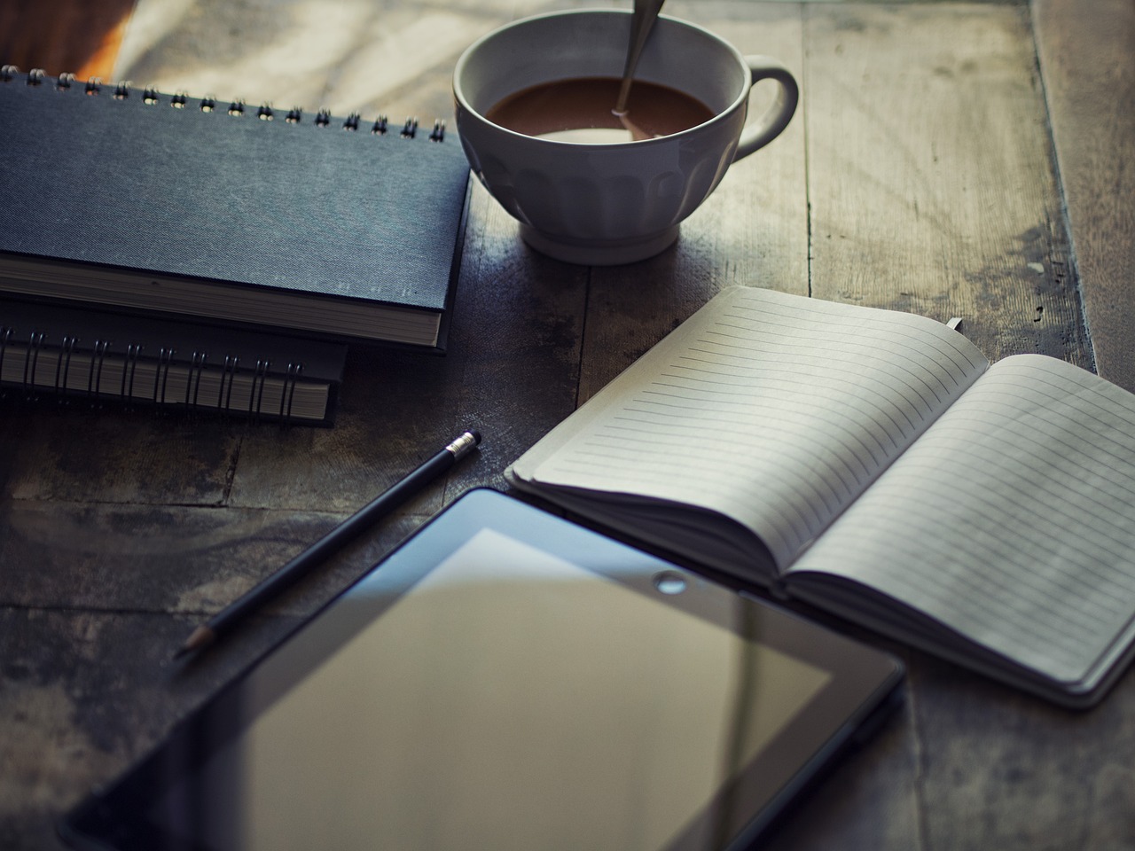 Caderno de notas e caneta, a preparar um artigo do blog